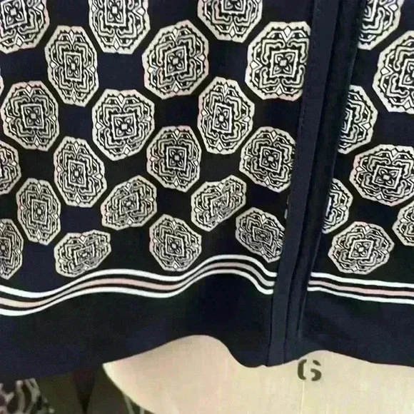 Liz Claiborne Medallion Print W/Gold Loop Detail Size Large - Picture 4 of 7